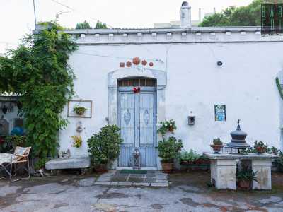 Di fronte alla facciata laterale si staglia un edificio pi� piccolo...